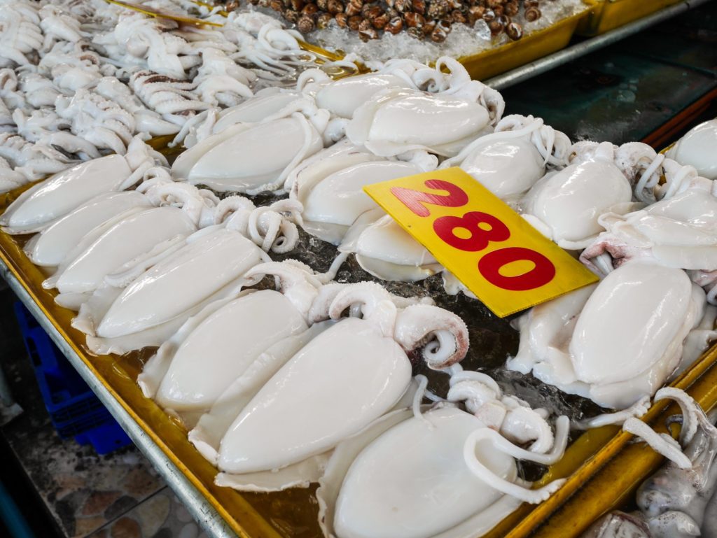 ตลาดประมงพื้นบ้านอ่างศิลา บางแสนเปิดแล้ว! หาซื้ออาหารทะเล กุ้ง หอย ปู ปลา แบบสดและแบบแห้ง