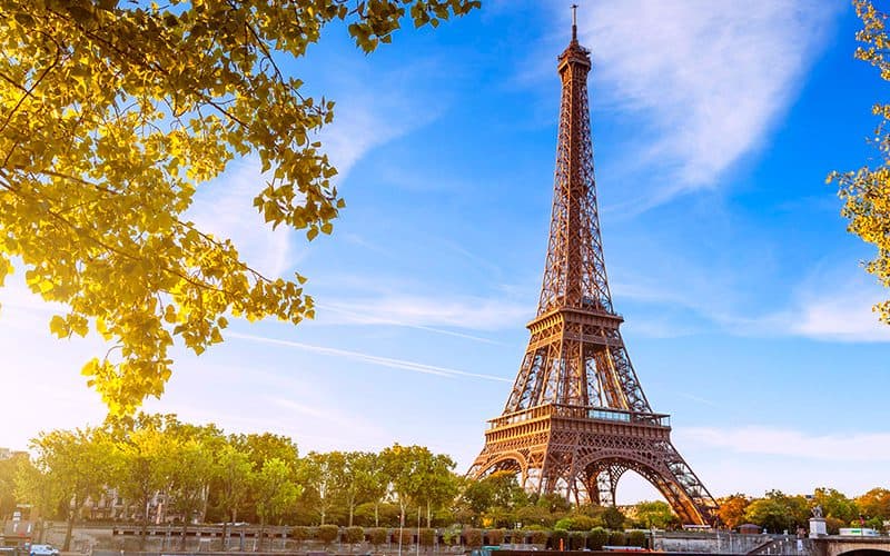 สถานที่ท่องเที่ยวฝรั่งเศส บรรยากาศดี บอกเลยว่าน่าเที่ยวสุด ๆ สายคนชอบเที่ยวห้ามพลาด สถานที่ท่องเที่ยวที่สามที่แอดอยากจะมาแนะนำ คือ หอไอเฟล Eiffel Tower