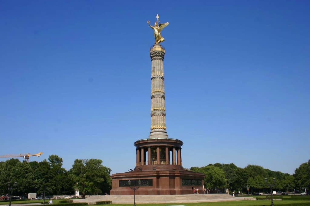 สถานที่เที่ยวเมืองเบอร์ลิน Victory Culumn เป็นเสาชัยชนะที่อยู่คู่กับเมืองเบอร์ลินมาอย่างยาวนาน มีความสูงถึง 67 เมตร มีรูปปั้นของเทพีวิกตอเรียอยู่
