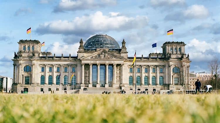 สถานที่เที่ยวเมืองเบอร์ลิน erman Bundestag เป็นอีกสถานที่ท่องเที่ยวที่เราจะได้ชมความเทคโนโลยีล้ำสมัย มีโดมแก้วอัจริยะ