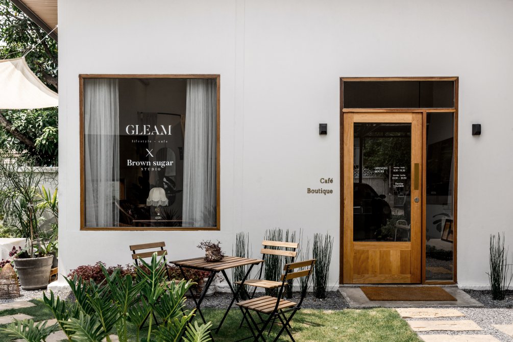 คาเฟ่นนทบุรี  Gleam Lifestyle Cafe เป็นอีกหนึ่งคาเฟ่ที่มีความมินิมอล ในร้านมีความคุมโทนเป็นสีขาว 
